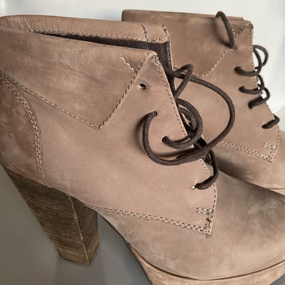 Tan Steve Madden platform Heels, Suede, Size 9 - Picture 2 of 8